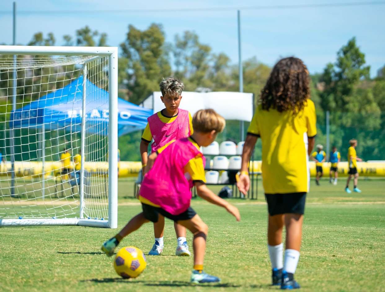 Jeunes joueurs à l'entraînement sur herbe naturelle au PFC Costa del Sol, Málaga
