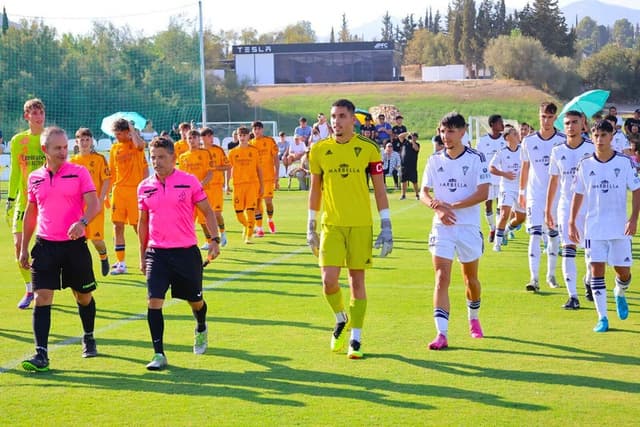 Entrée des équipes au PFC Costa del Sol, encadrement arbitral officiel