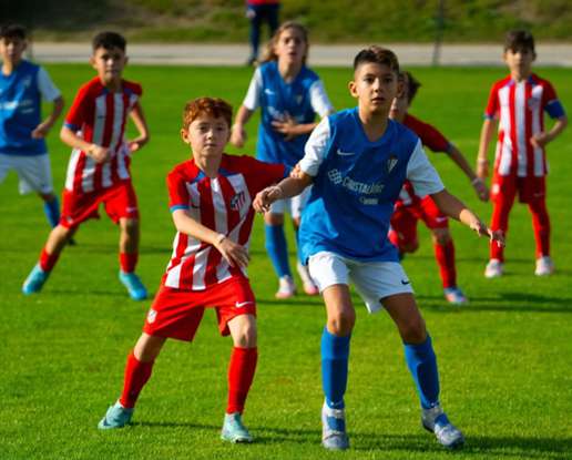 Match U12 PFC Winter Cup, équipes en uniformes rouge et bleu