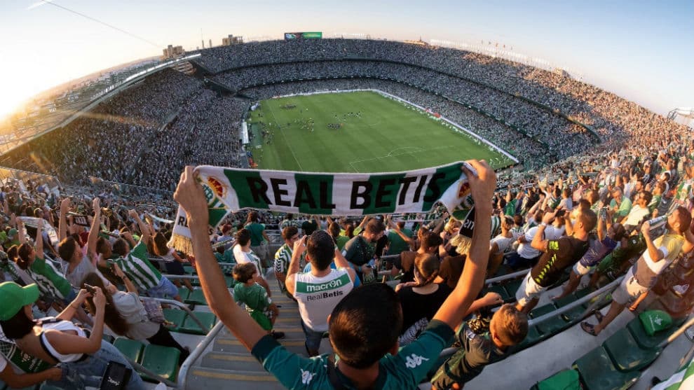 Celui qui ne connaît que le football, ne connaît rien au football.