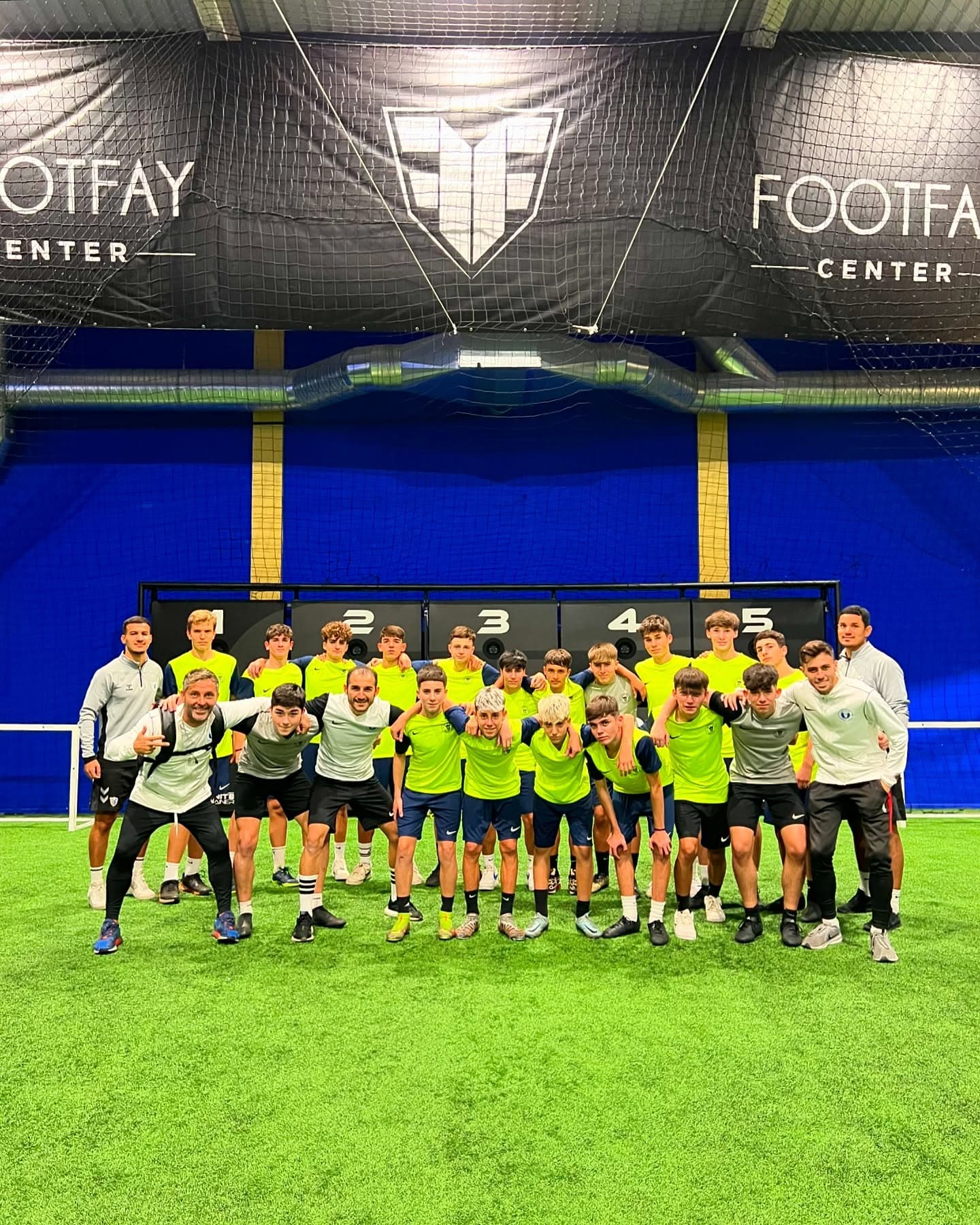 FootFay Center — groupe en résidence sur le terrain indoor