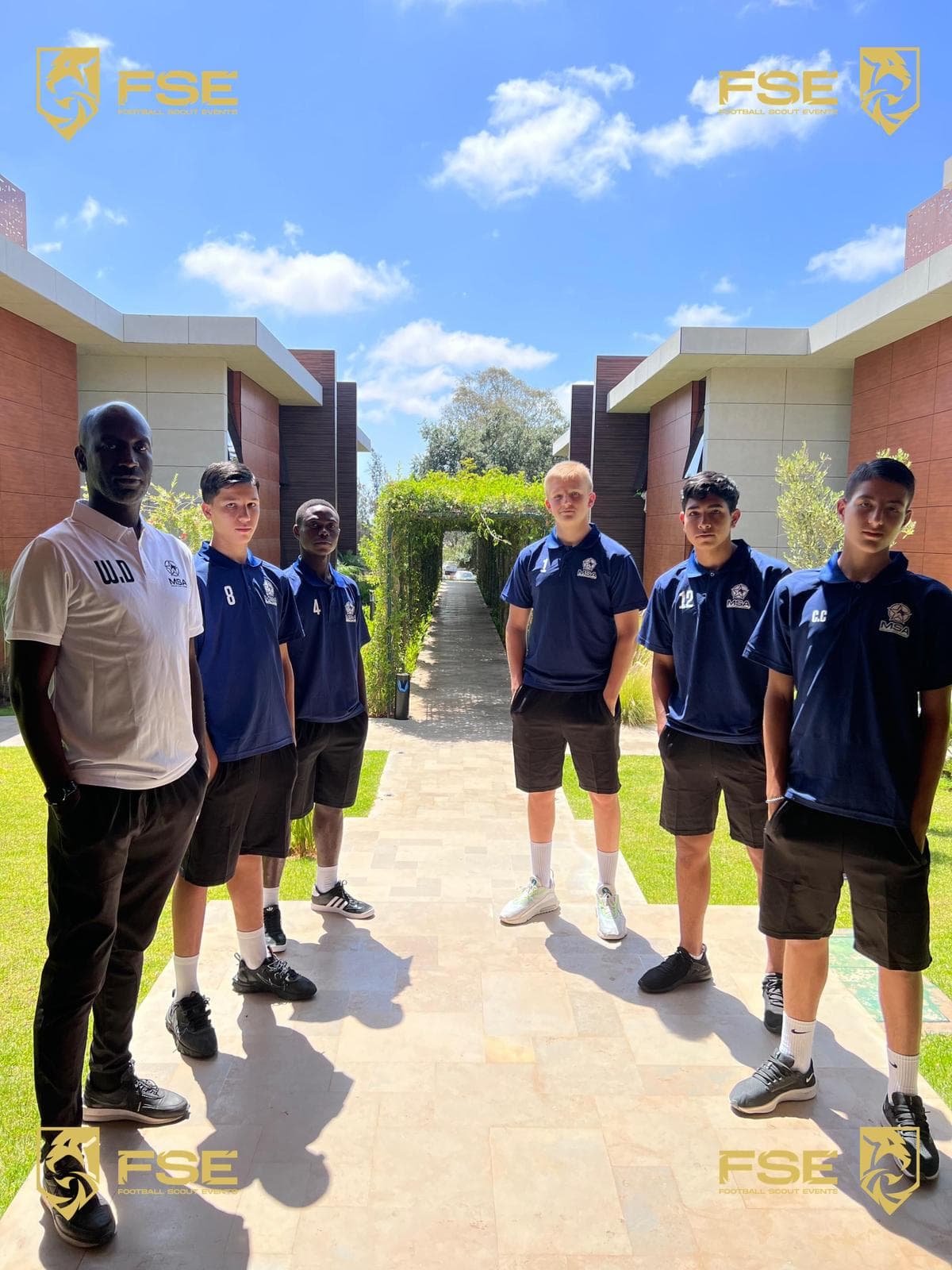 Recruteur FSE avec de jeunes joueurs lors d’une détection