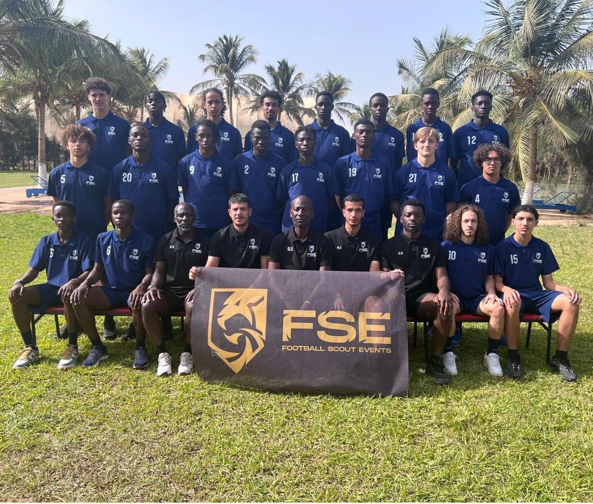 Squad FSE complète avec bannière FSE déployée — Sénégal