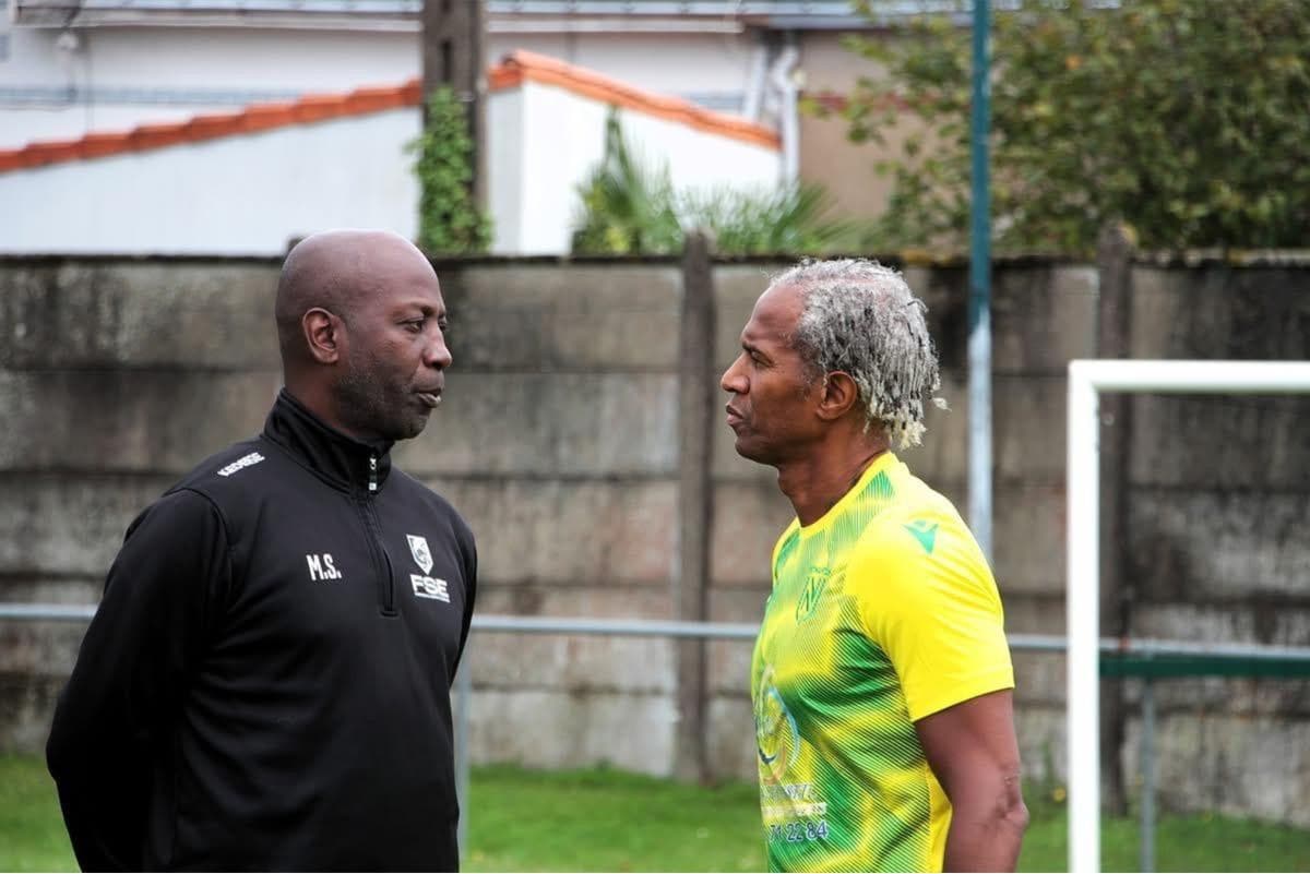 Wally Dieng en discussion avec un ancien joueur du FC Nantes