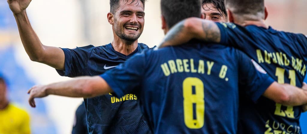 Plantilla del UCAM Murcia CF celebrando