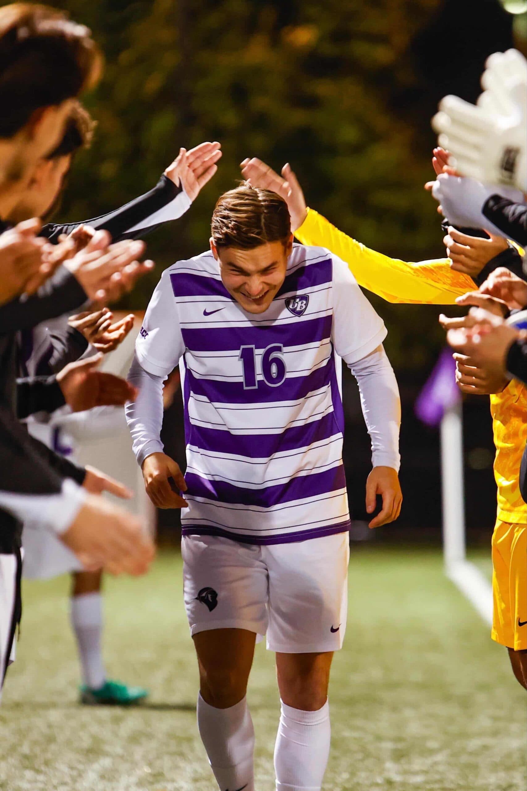Jugador universitario NCAA recibido por sus compañeros