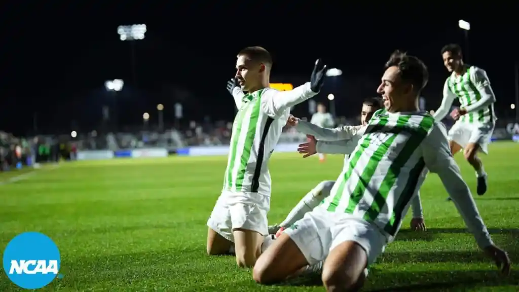 Jugadores NCAA celebrando una victoria en el campo
